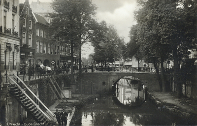 1326 Gezicht op de Oudegracht Weerdzijde te Utrecht.